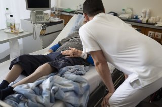 L'association faîtière des hôpitaux H+ a rejeté les mesures proposées par le Conseil fédéral, les estimant de "pas mûres". KEYSTONE/PALLIAVIVA/KEYSTONE/GAETAN BALLY